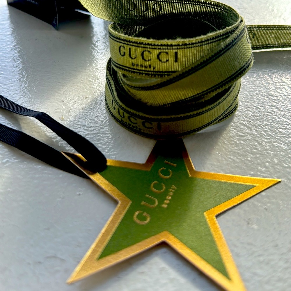Authentic Gucci  ribbon and hangtag for gift!